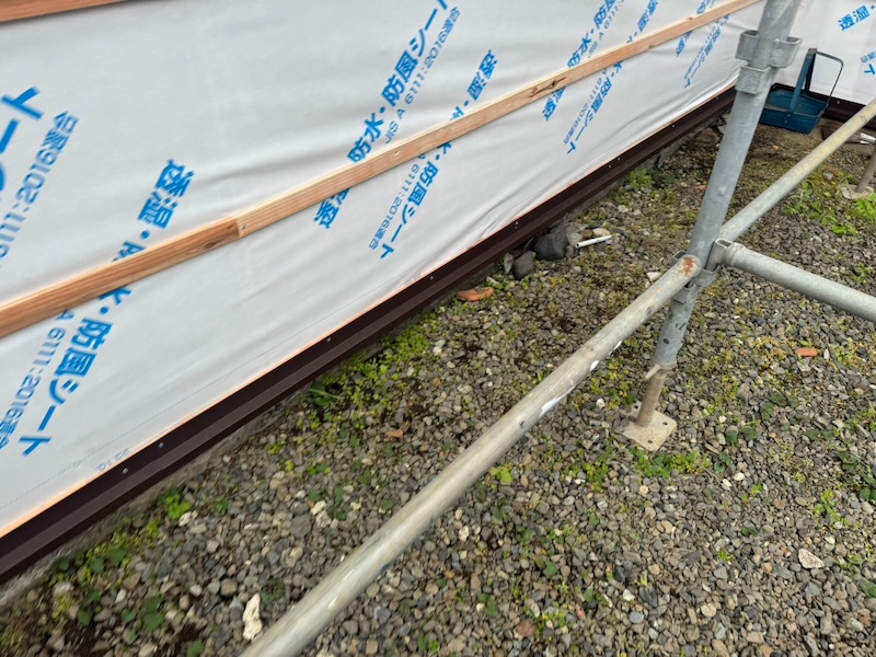 静岡県富士宮市|板金工事もおまかせください!水切りと見切りを取り付けました!