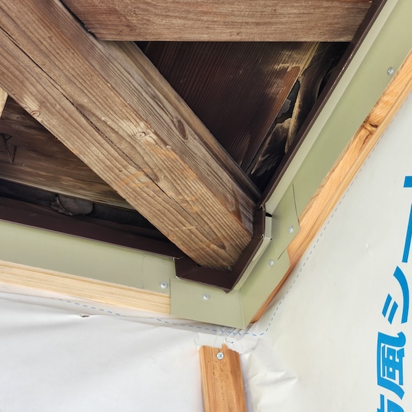 母屋と軒天井の取り合い部に見切りを取り付けました|静岡県富士宮市