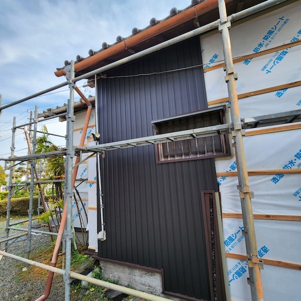 ガルバリウム外壁材本体張りをレポートします！｜静岡県富士宮市