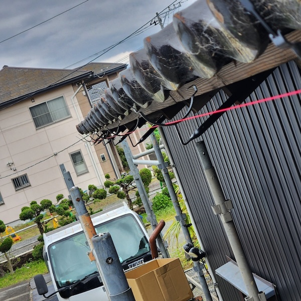 静岡県富士宮市｜雨樋交換工事を実施！既存撤去から金具の取り付けまでをレポート