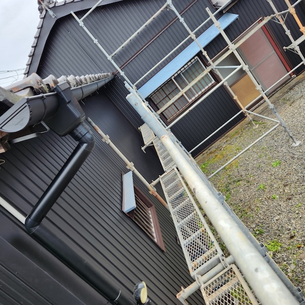 静岡県富士宮市|外壁カバー工事と雨樋交換工事が完了!施工後をご紹介します!
