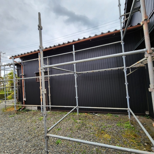 静岡県富士宮市｜雨樋交換工事を実施！既存撤去から金具の取り付けまでをレポート