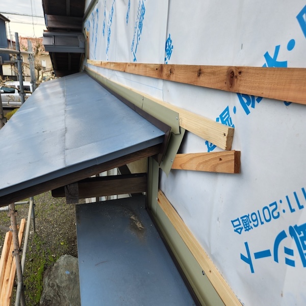 静岡県富士宮市|窓まわり・下屋・霧よけ・戸袋の取り合い部に見切りを取り付け