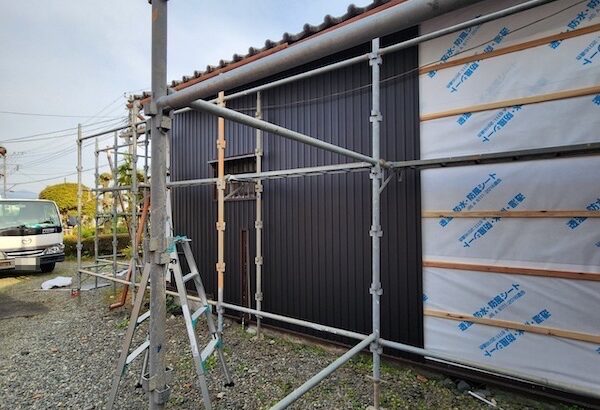 ガルバリウム鋼板外壁材本体張りをレポートします！｜静岡県富士宮市