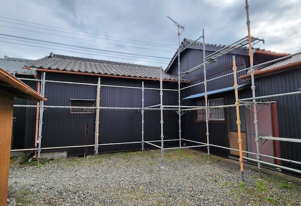 静岡県富士宮市｜雨樋交換工事を実施！既存撤去から金具の取り付けまでをレポート