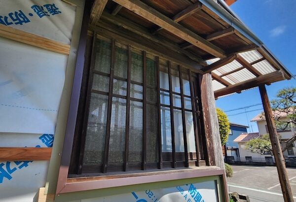 静岡県富士宮市｜窓まわり・下屋・霧よけ・戸袋の取り合い部に見切りを取り付け