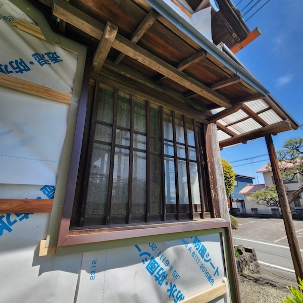 静岡県富士宮市|窓まわり・下屋・霧よけ・戸袋の取り合い部に見切りを取り付け
