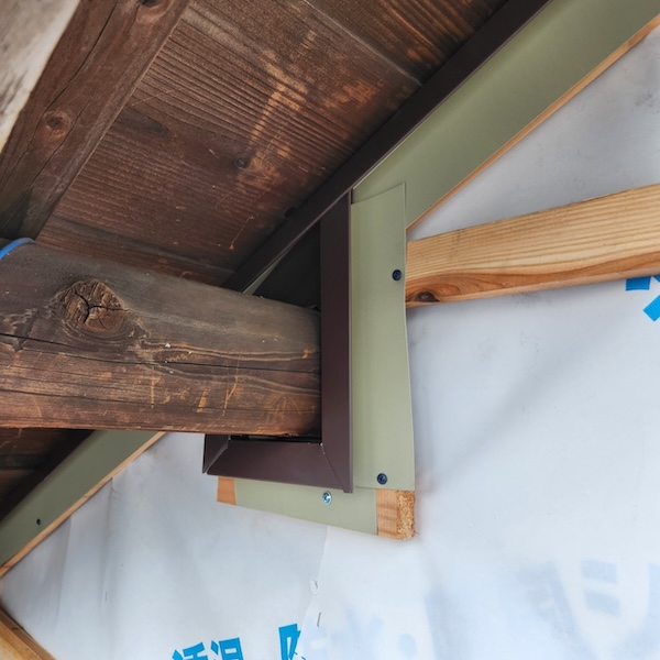 母屋と軒天井の取り合い部に見切りを取り付けました|静岡県富士宮市