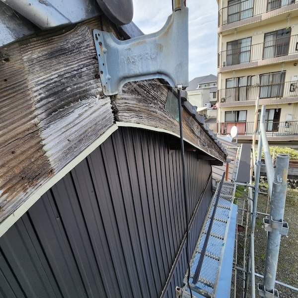 静岡県富士宮市｜破風板の板金巻き工事 施工前と軒裏の板金張り