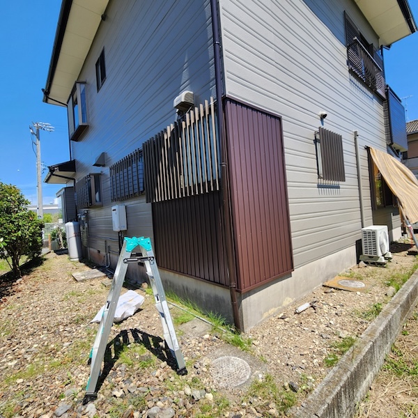 静岡県榛原郡吉田町｜新規金属系サイディング張り・シーリング処理を行いました！
