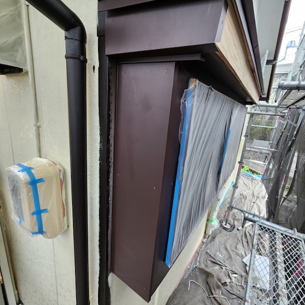 出窓の側面と底面に板金を張り付けました|静岡県焼津市