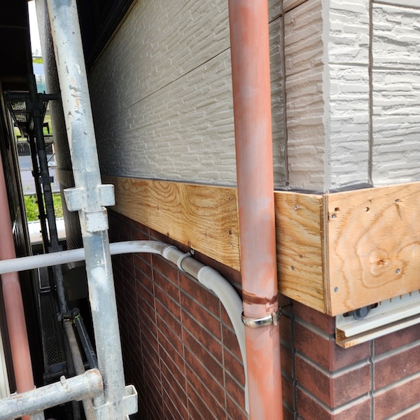 静岡県静岡市清水区｜ちょっとした隙間にご注意！幕板の天端にシーリングを打ちました