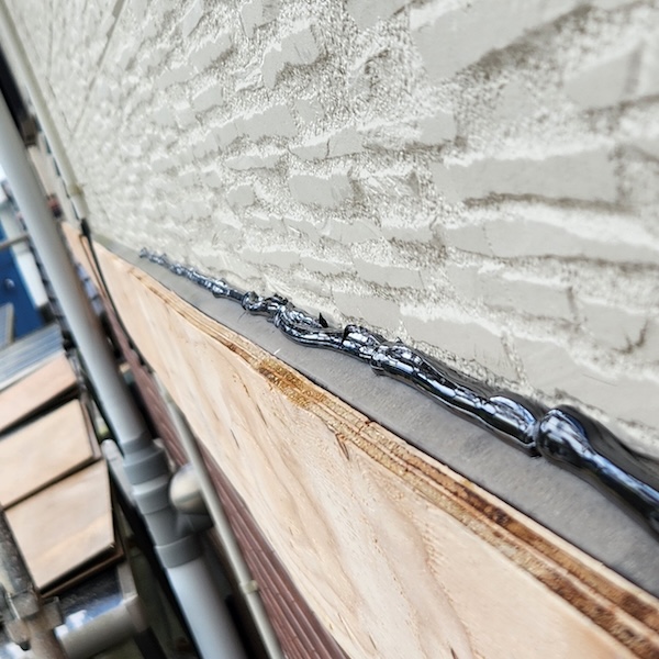 静岡県静岡市清水区｜ちょっとした隙間にご注意！幕板の天端にシーリングを打ちました