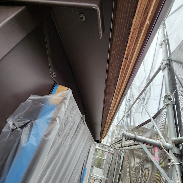 出窓の側面と底面に板金を張り付けました|静岡県焼津市