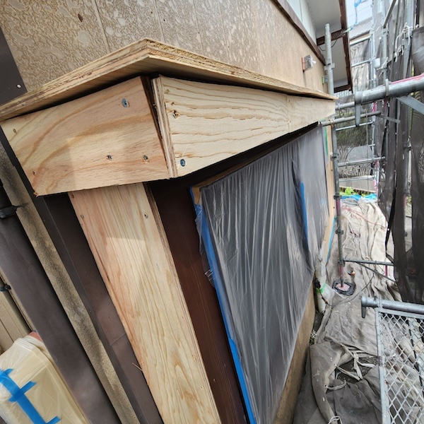 出窓の木部修繕 下地合板を張り付けました｜静岡県焼津市