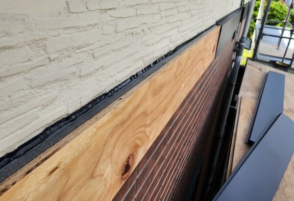 静岡県静岡市清水区｜ちょっとした隙間にご注意！幕板の天端にシーリングを打ちました