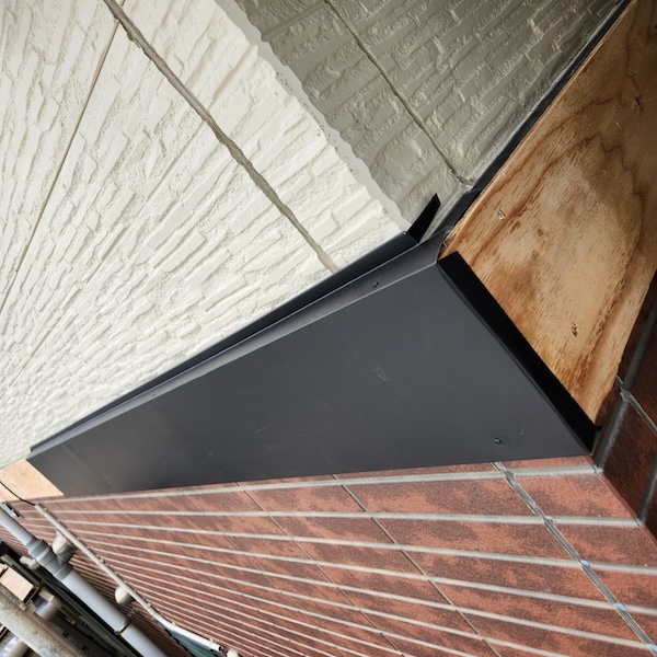 幕板に造作した板金を取り付け｜静岡県静岡市清水区