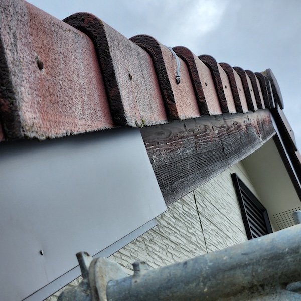 静岡県静岡市清水区｜木の破風板にガルバリウム鋼板を張りました