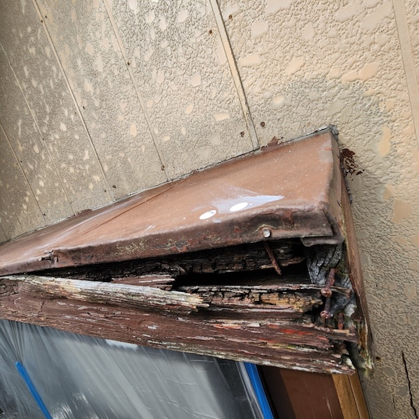 静岡県焼津市｜出窓の木部修繕 板金工事を実施！