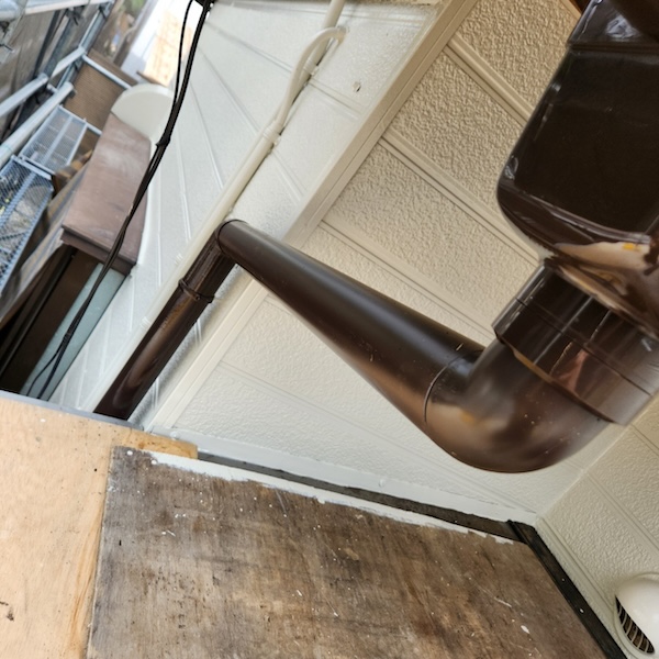 静岡県富士宮市｜雨樋部分補修 割れた集水器と接続部の縦樋を交換