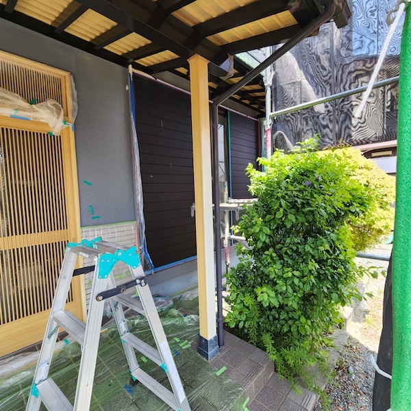 静岡県榛原郡吉田町｜玄関庇の柱修繕工事 金属サイディング張り付け〜仕上げ〜施工後をレポート！