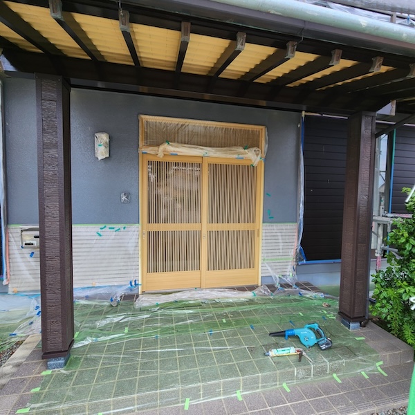 静岡県榛原郡吉田町｜玄関庇の柱修繕工事 金属サイディング張り付け〜仕上げ〜施工後をレポート！