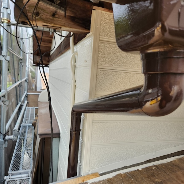 静岡県富士宮市｜雨樋部分補修 割れた集水器と接続部の縦樋を交換