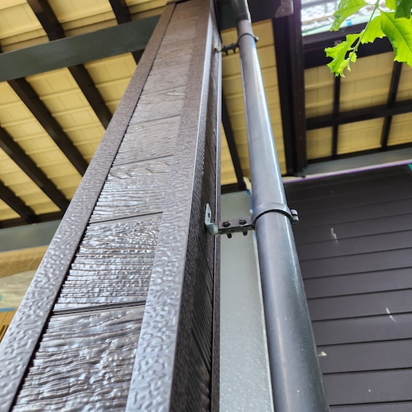 静岡県榛原郡吉田町｜玄関庇の柱修繕工事 金属サイディング張り付け〜仕上げ〜施工後をレポート！