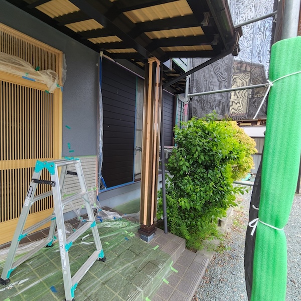 静岡県榛原郡吉田町｜玄関庇の柱修繕工事 金属サイディング張り付け〜仕上げ〜施工後をレポート！