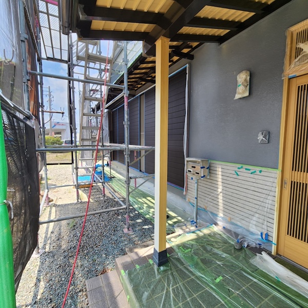 静岡県榛原郡吉田町｜玄関庇の柱修繕工事 金属サイディング張り付け〜仕上げ〜施工後をレポート！