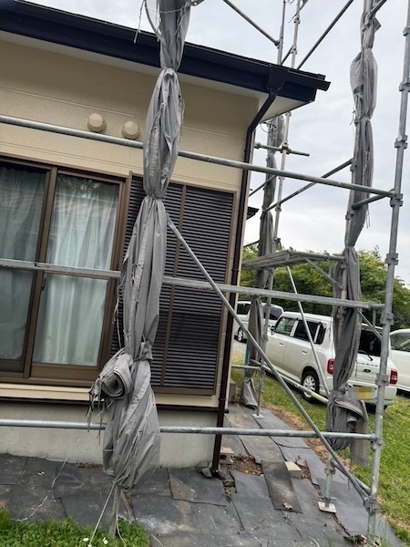 静岡県御殿場市｜雨樋本体を取り付けました！雨樋交換するタイミングはいつ？