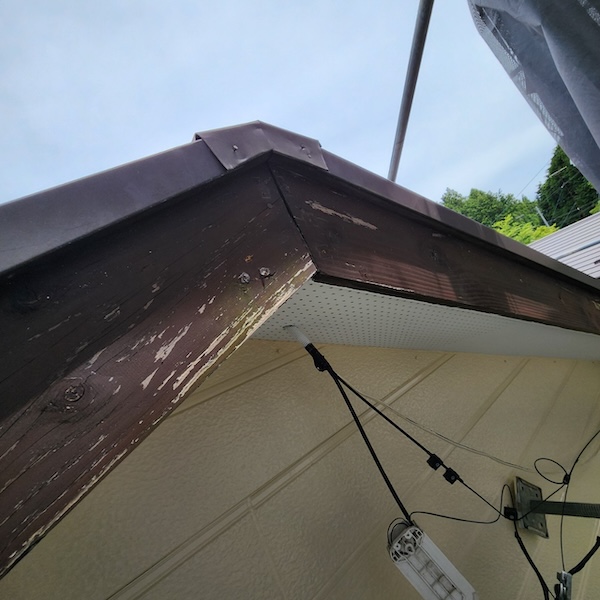 破風板・鼻隠しの板金巻きと軒樋金具を取り付けました！｜静岡県御殿場市