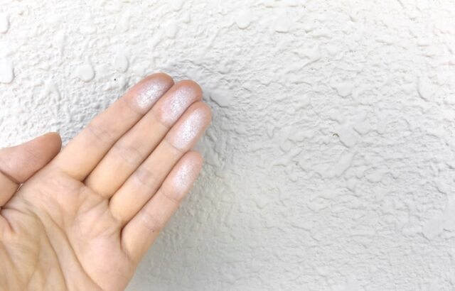 外壁を触ると手が真っ白、これは大丈夫？劣化の進み具合とおすすめするベストな対応