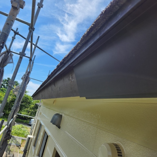 破風板・鼻隠しの板金巻きと軒樋金具を取り付けました！｜静岡県御殿場市