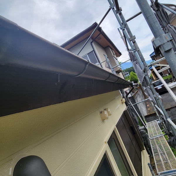 静岡県御殿場市｜既存雨樋を撤去、ゴミが溜まっていたら雨樋清掃をご検討ください！
