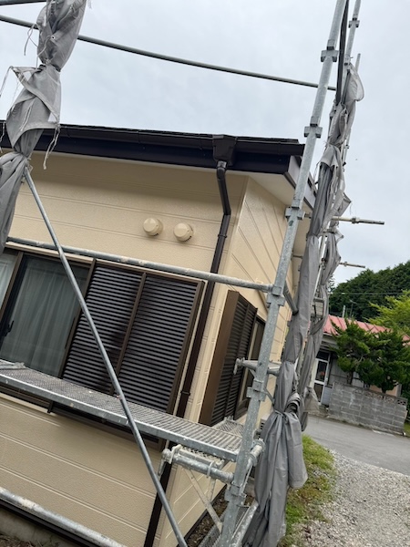 静岡県御殿場市｜雨樋本体を取り付けました！雨樋交換するタイミングはいつ？