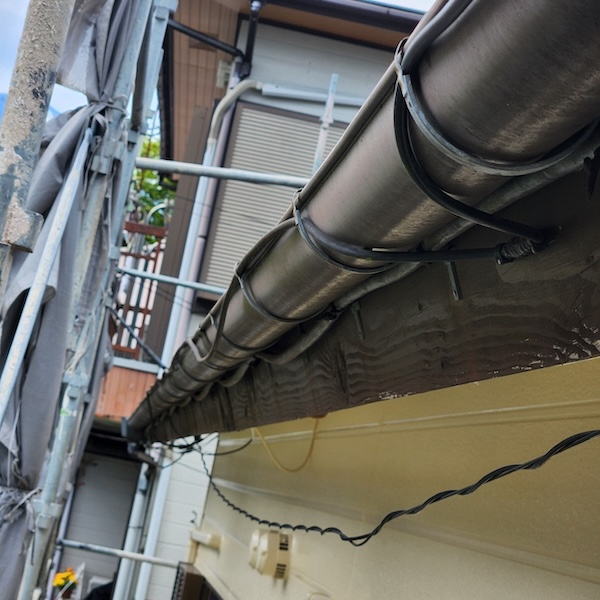 静岡県御殿場市｜既存雨樋を撤去、ゴミが溜まっていたら雨樋清掃をご検討ください！
