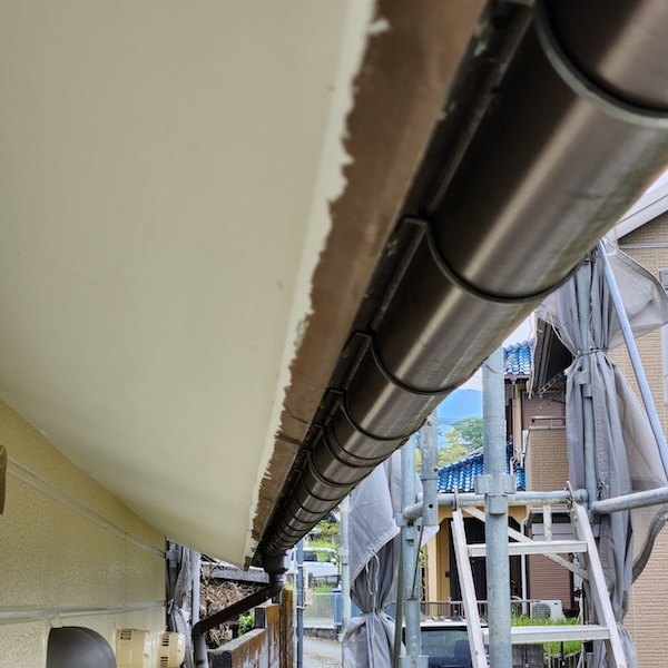 静岡県御殿場市｜既存雨樋を撤去、ゴミが溜まっていたら雨樋清掃をご検討ください！