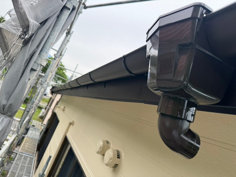 静岡県御殿場市｜雨樋本体を取り付けました！雨樋交換するタイミングはいつ？