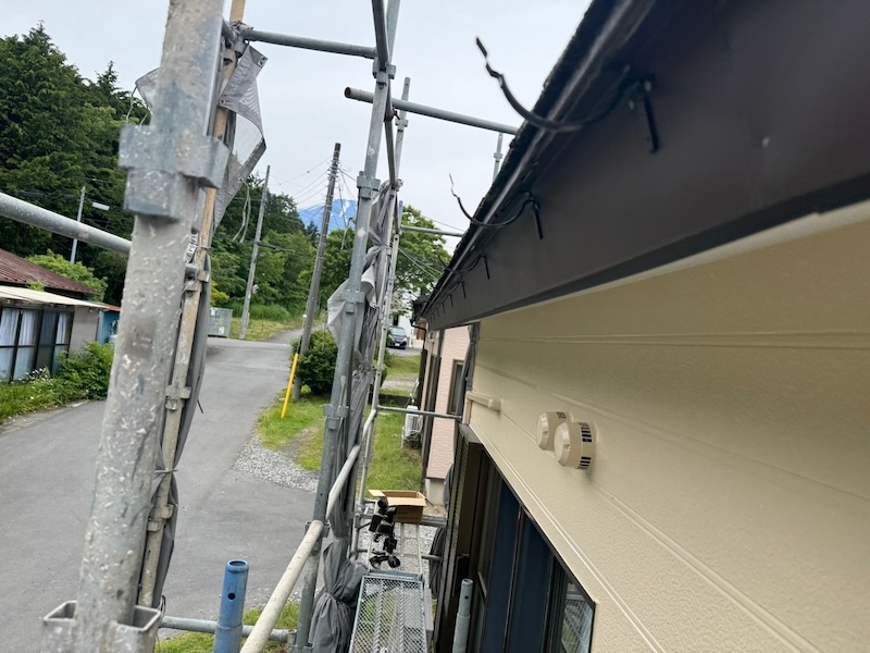 静岡県御殿場市｜雨樋本体を取り付けました！雨樋交換するタイミングはいつ？