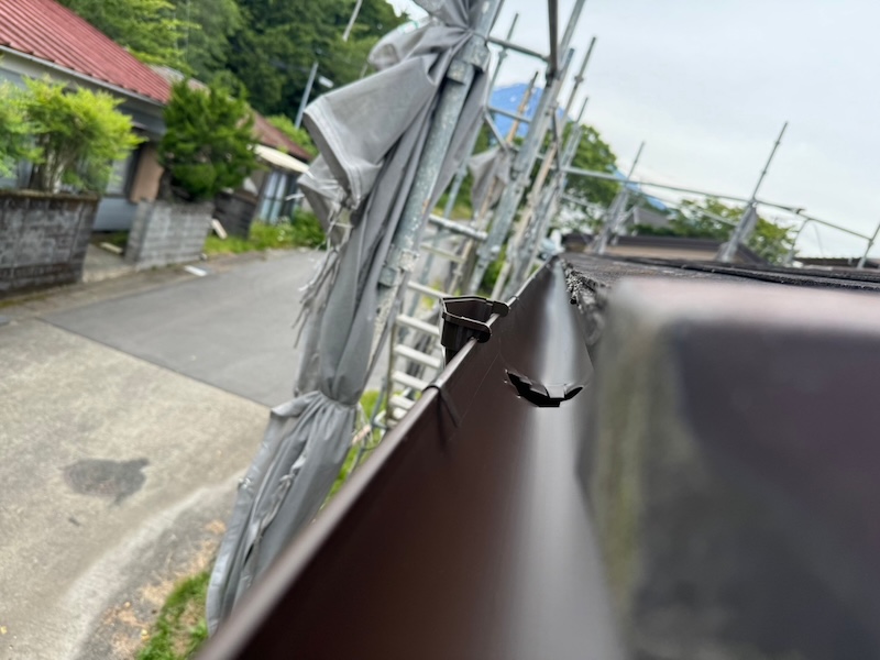 静岡県御殿場市｜雨樋本体を取り付けました！雨樋交換するタイミングはいつ？
