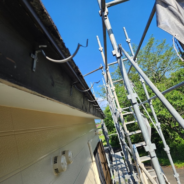 静岡県御殿場市｜既存雨樋を撤去、ゴミが溜まっていたら雨樋清掃をご検討ください！