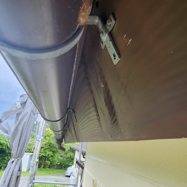 静岡県御殿場市｜既存雨樋を撤去、ゴミが溜まっていたら雨樋清掃をご検討ください！