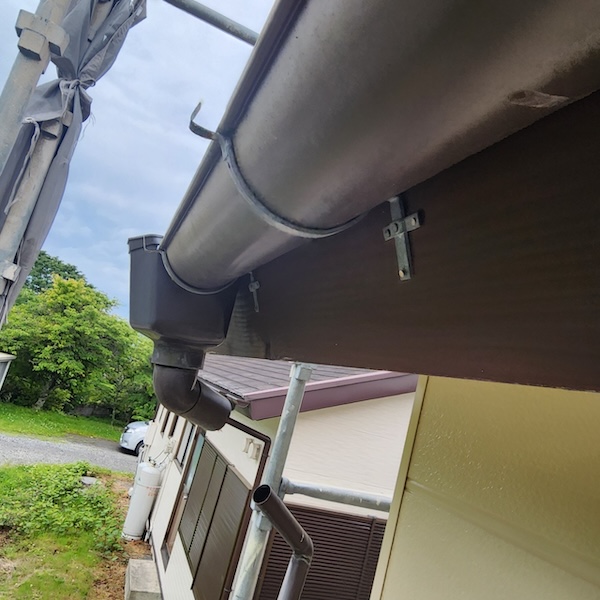 静岡県御殿場市｜既存雨樋を撤去、ゴミが溜まっていたら雨樋清掃をご検討ください！