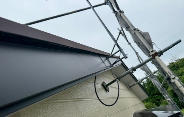 静岡県御殿場市 外装工事 破風板板金巻き・雨樋交換工事「丁寧に声がけしてくれて、いつもまじめに工事してくれました。ありがとうございます」