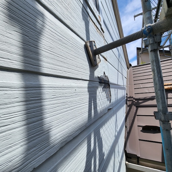 外壁カバー工事 施工前 劣化症状と足場の組み立て設置をレポート｜ 静岡県御殿場市東田中