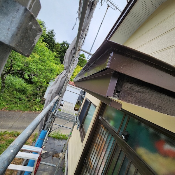 静岡県御殿場市｜玄関庇の板金巻きと足場解体前の施工後をレポート