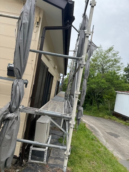 静岡県御殿場市｜玄関庇の板金巻きと足場解体前の施工後をレポート