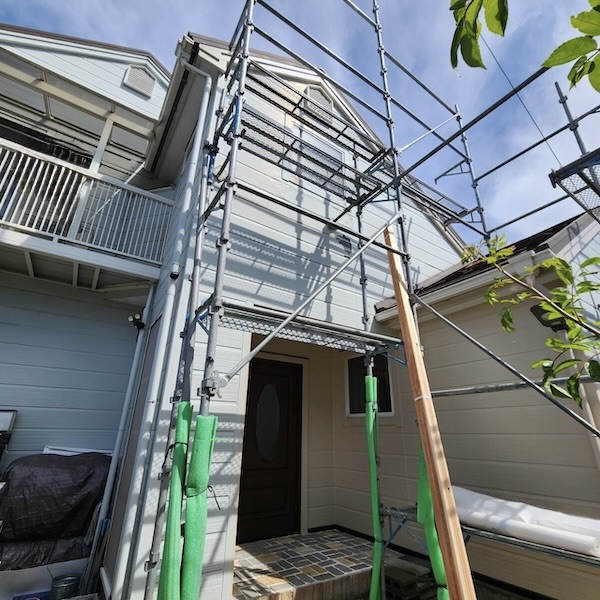 外壁カバー工事 施工前 劣化症状と足場の組み立て設置をレポート｜ 静岡県御殿場市東田中