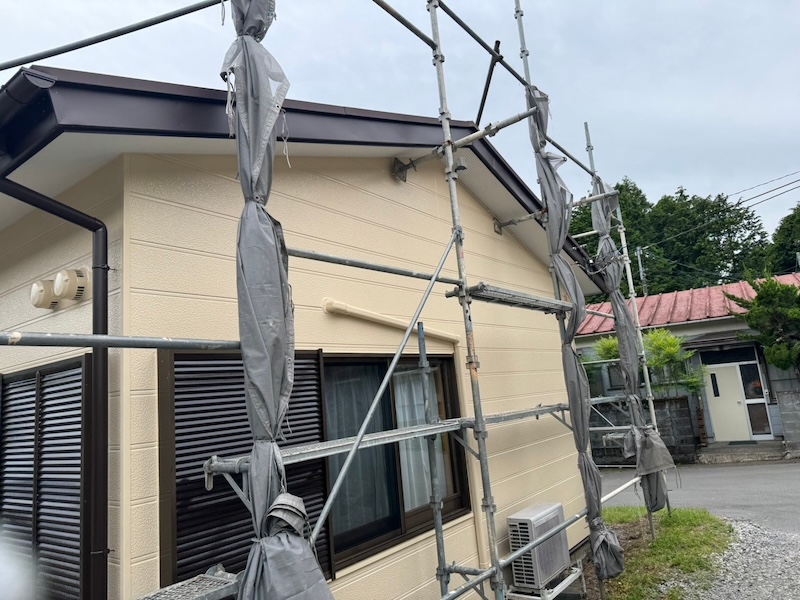 静岡県御殿場市｜玄関庇の板金巻きと足場解体前の施工後をレポート